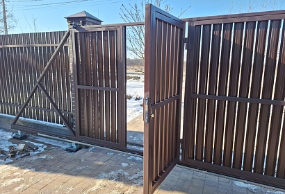 Откатные ворота из евроштакетника Откатные ворота из евроштакетника