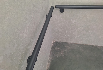 Перила из круглой трубы с ограждением