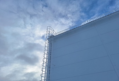 Ограждение и пожарная лестница