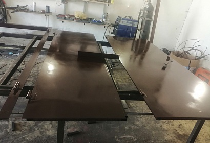 Металлическая двухстворчатая дверь