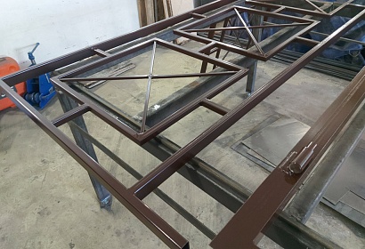 Металлическая дверь с перилами Металлическая дверь с перилами