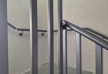 Перила из круглой трубы с ограждением