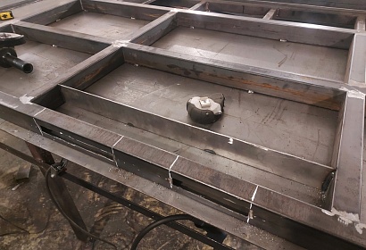 Сварная дверь в квартиру из металла