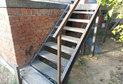 Металлическая лестница с площадкой для дома
