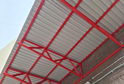 Большой козырёк с покрытием профлист Большой козырёк с покрытием профлист