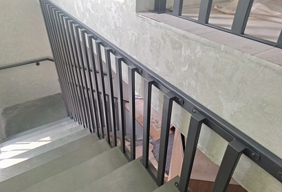 Перила из круглой трубы с ограждением