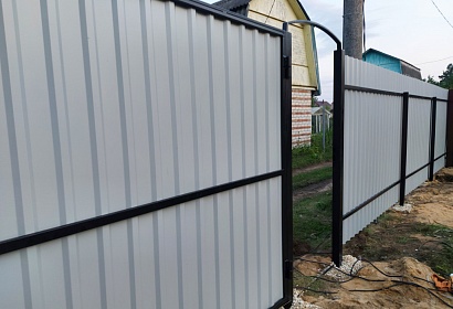 Забор из профнастила с воротами Забор из профнастила с воротами