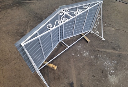 Сварной металлический козырёк с декором