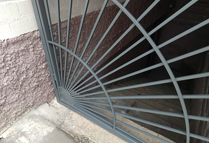 Металлические решётки для входа в подвал