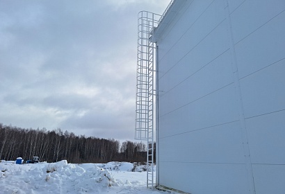 Ограждение и пожарная лестница