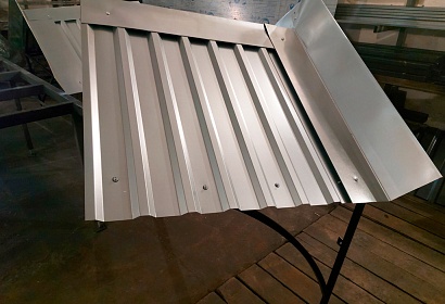 Козырьки с покрытием из профнастила