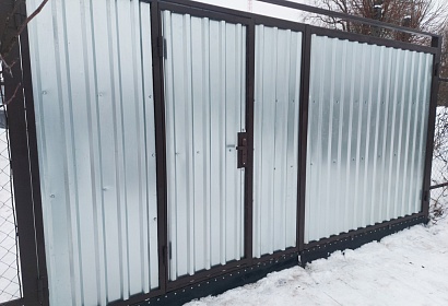 Распашные ворота с калиткой