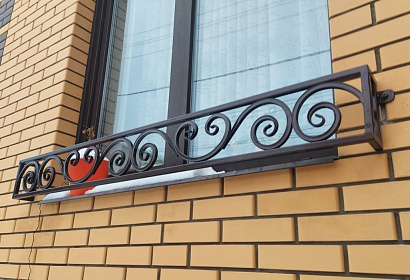 Металлические цветочницы на окна