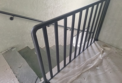 Перила из круглой трубы с ограждением