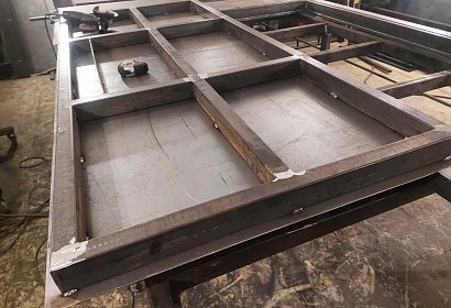 Сварная дверь в квартиру из металла