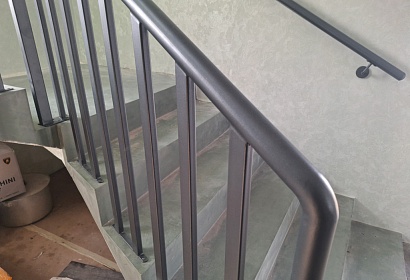 Перила из круглой трубы с ограждением