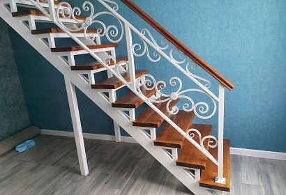 Металлические перила для лестницы в дом