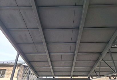 Навес с комбинированной кровлей