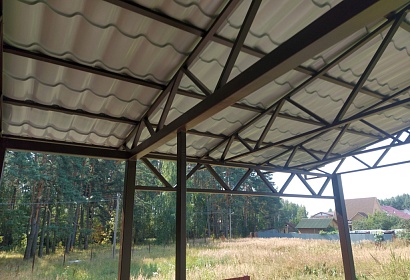 Входная группа с покрытием из металлочерепицы