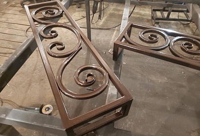 Металлические цветочницы на окна Металлические цветочницы на окна