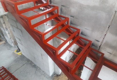 Металлический каркас лестницы на второй этаж