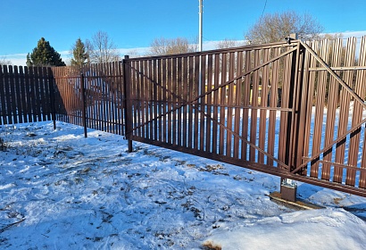 Забор с воротами из металлоштакетника