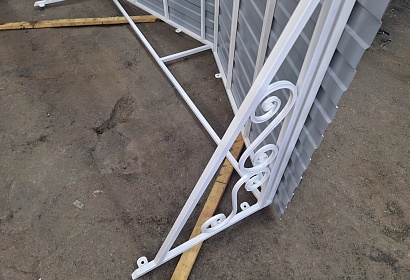 Сварной металлический козырёк с декором