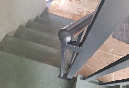 Перила из круглой трубы с ограждением