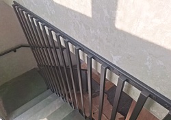 Перила из круглой трубы с ограждением