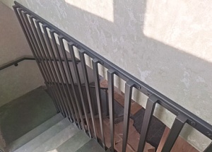 Перила из круглой трубы с ограждением