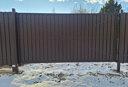 Забор с воротами из металлоштакетника