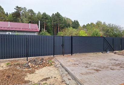 Забор из металлического штакетника