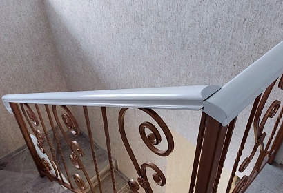 Металлические перила с поручнями из дерева Металлические перила с поручнями из дерева