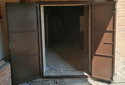 Металлическая двухстворчатая дверь